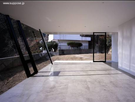 Casa japonesa minimalista de perfil futurista en Hiroshima.