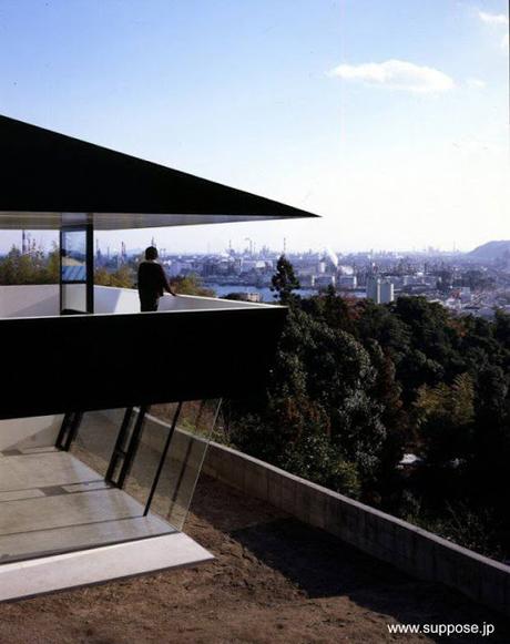 Casa japonesa minimalista de perfil futurista en Hiroshima.