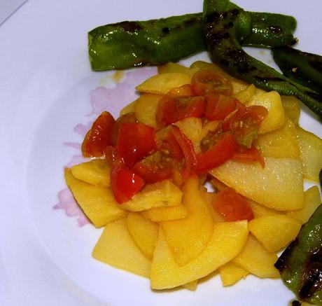 PATATAS A LO POBRE CON TOMATE, Asaltablos Julio