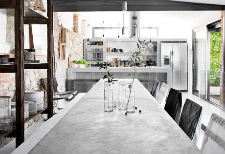 Hormigón, piedra y blanco en el diseño interior de esta vivienda en Milán