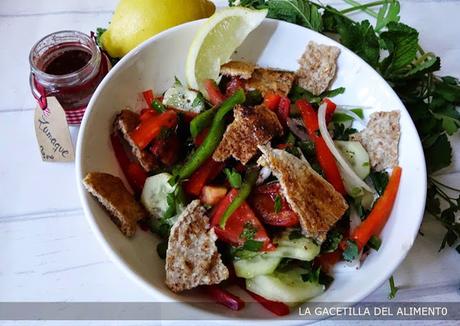 Ensalada libanesa o Fattoush y su especia, el zumaque