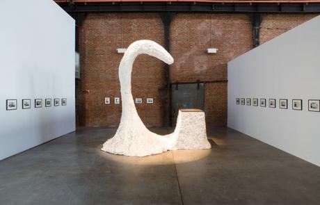 El mundo en 3D de Erika Verzutti escultura en forma de cisne abstracto de Erika Verzutti