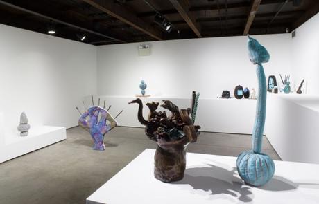 El mundo en 3D de Erika Verzutti Vista de la exposición Swan with Stage, 2015, de Erika Verzutti. SculptureCenter, Nueva York, 2015. Foto: Jason Mandella