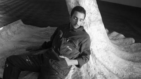 El mundo en 3D de Erika Verzutti hombre durmiendo fotografía en blanco y negro