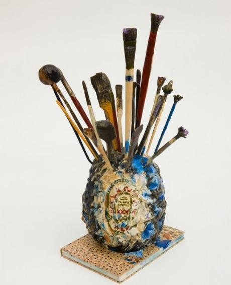 El mundo en 3D de Erika Verzutti escultura de bronce con pinceles