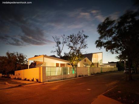 Casa de suburbio reformada y ampliada en Australia.