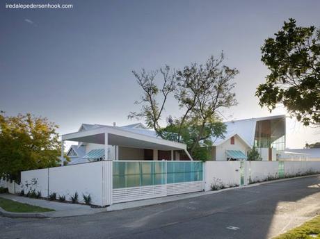 Casa de suburbio reformada y ampliada en Australia.