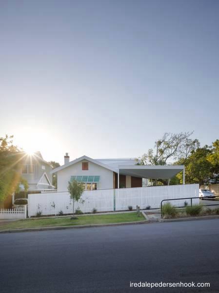 Casa de suburbio reformada y ampliada en Australia.