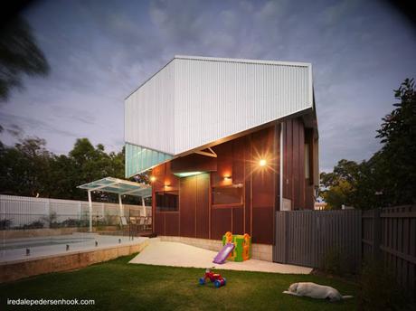 Casa de suburbio reformada y ampliada en Australia.