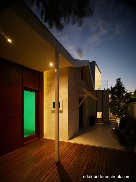 Casa de suburbio reformada y ampliada en Australia.