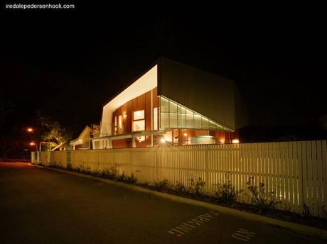 Casa de suburbio reformada y ampliada en Australia.