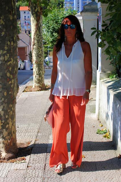 MIS LOOKS - PANTALÓN ANCHO FLUIDO Y TOP BLANCO MIS LOOKS - PANTALÓN ANCHO FLUIDO Y TOP BLANCO