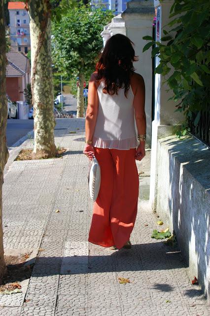 MIS LOOKS - PANTALÓN ANCHO FLUIDO Y TOP BLANCO MIS LOOKS - PANTALÓN ANCHO FLUIDO Y TOP BLANCO