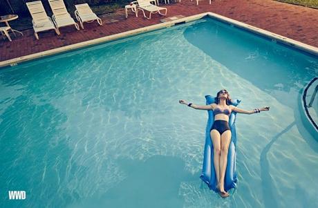 Anais Pouliot se relaja en esta sesión retro para WWD Anais Pouliot se relaja en esta sesión retro para WWD