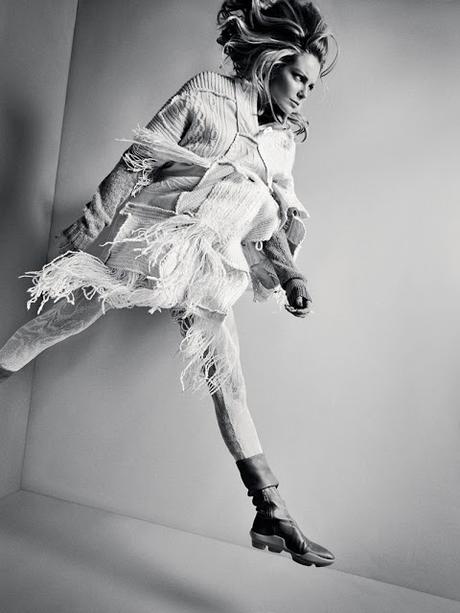 Eniko Mihalik posa con coloridas prendas en la portada de Bazaar Rusia Eniko Mihalik posa con coloridas prendas en la portada de Bazaar Rusia