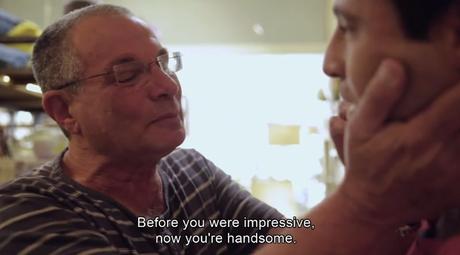 Un hombre afeita su barba tras 14 años y recogen las reacciones de su familia en este anuncio Un hombre afeita su barba tras 14 años y recogen las reacciones de su familia en este anuncio