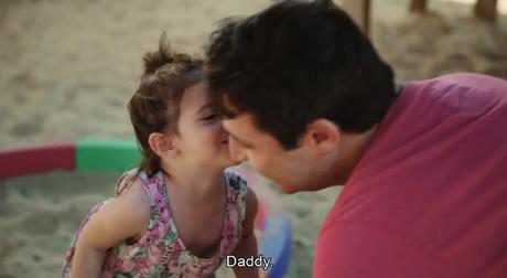 Un hombre afeita su barba tras 14 años y recogen las reacciones de su familia en este anuncio Un hombre afeita su barba tras 14 años y recogen las reacciones de su familia en este anuncio