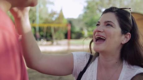 Un hombre afeita su barba tras 14 años y recogen las reacciones de su familia en este anuncio Un hombre afeita su barba tras 14 años y recogen las reacciones de su familia en este anuncio