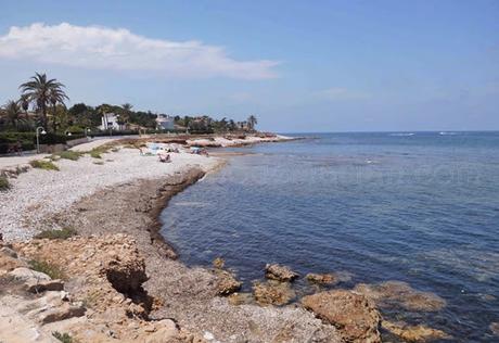 Un mar de reflejos anaranjados y dorados en la playa de Les Rotes