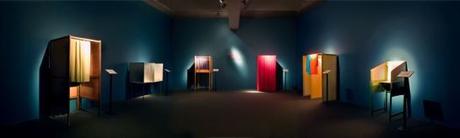 La muestra del mes: La importancia de mirar y la excusa belga para celebrar el atractivo del arte + contemporáneo. GUILLAUME BIJL, stemhokkenmuseum (voting booth museum), 2000-2008, instalación