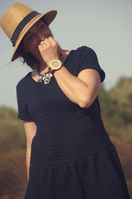 Negro y complementos en marrón Negro y complementos en marrón