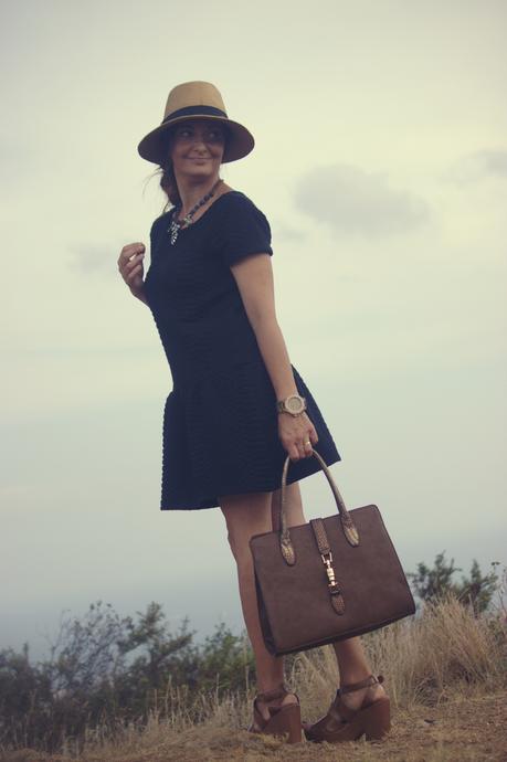 Negro y complementos en marrón Negro y complementos en marrón