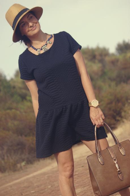 Negro y complementos en marrón Negro y complementos en marrón