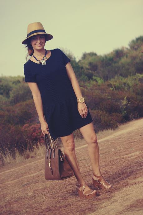 Negro y complementos en marrón Negro y complementos en marrón