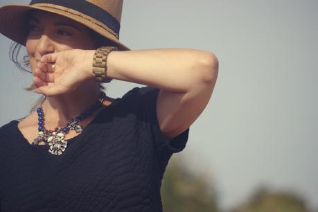 Negro y complementos en marrón Negro y complementos en marrón