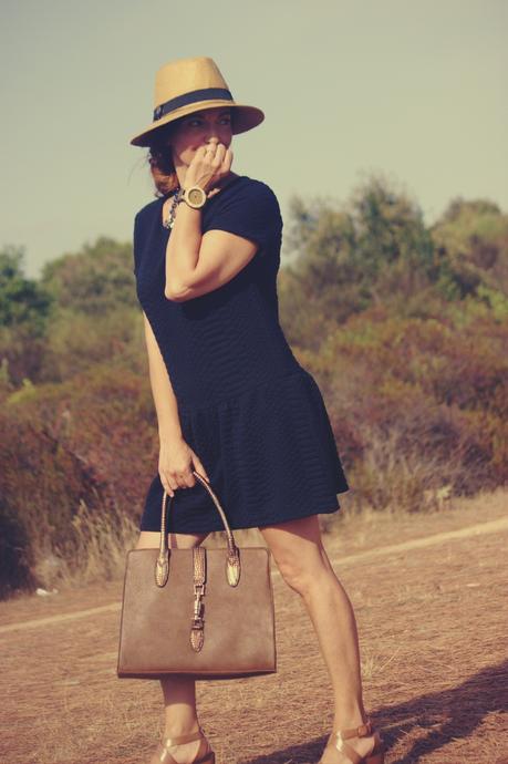 Negro y complementos en marrón Negro y complementos en marrón