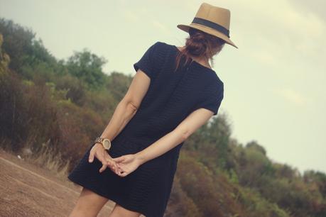 Negro y complementos en marrón Negro y complementos en marrón