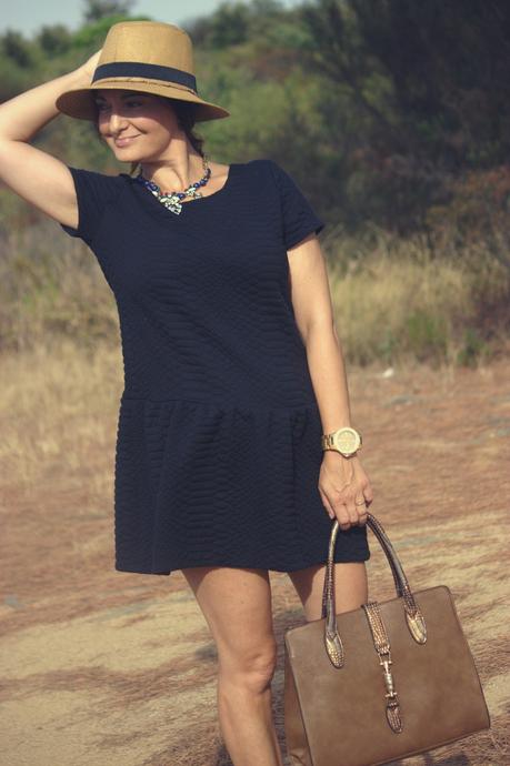 Negro y complementos en marrón Negro y complementos en marrón