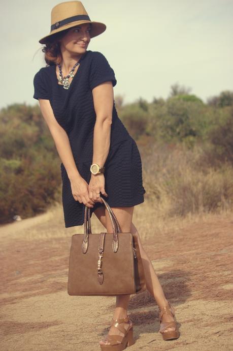 Negro y complementos en marrón Negro y complementos en marrón