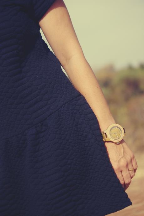 Negro y complementos en marrón Negro y complementos en marrón