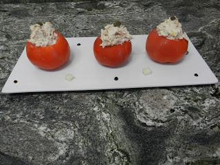 TOMATES RELLENOS DE ATÚN Y TXAKA TOMATES RELLENOS DE ATÚN Y TXAKA