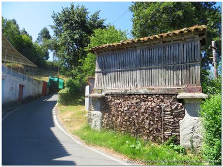 Horreo y concha indicativa del camino Camino Inglés de Santiago – Día 1 de 2: Puerto de Ferrol – San Esteban de Cos (61 km.)