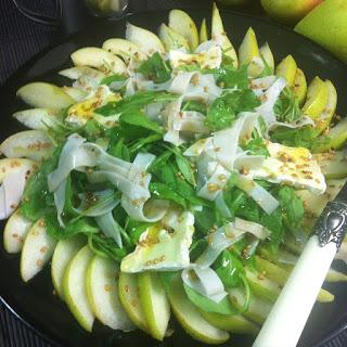 Ensalada De Rúcola Con Pera, Camembert, Pavo Y Sésamo Ensalada De Rúcola Con Pera, Camembert, Pavo Y Sésamo