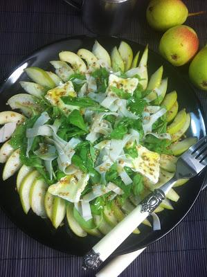 Ensalada De Rúcola Con Pera, Camembert, Pavo Y Sésamo Ensalada De Rúcola Con Pera, Camembert, Pavo Y Sésamo