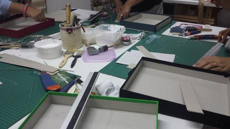 Taller de cajas libro con tela en cartonnage.