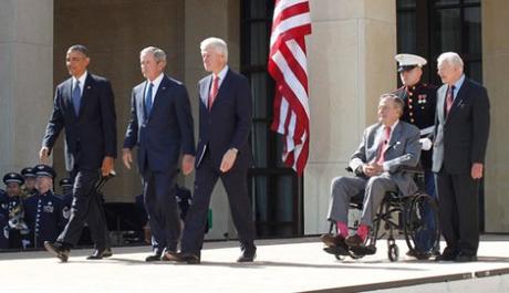 De izq. a dcha., Barack Obama, George W. Bush, Bill Clinton, George Bush y Jimmy Carter en un acto en Washington. Foto: Jason Reed