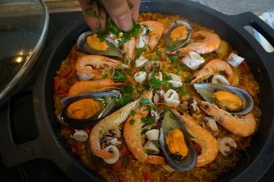 Paella de pollo y mariscos con socarrón