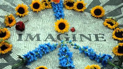 Nueva York rinde tributo , con un gran tapiz a John Lennon Nueva York rinde tributo , con un gran tapiz a John Lennon