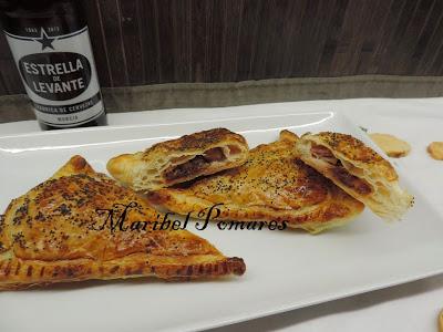 Triángulos de hojaldre con bacon, queso de cabra y dátiles. Triángulos de hojaldre con bacon, queso de cabra y dátiles.