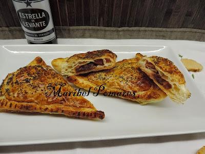 Triángulos de hojaldre con bacon, queso de cabra y dátiles. Triángulos de hojaldre con bacon, queso de cabra y dátiles.