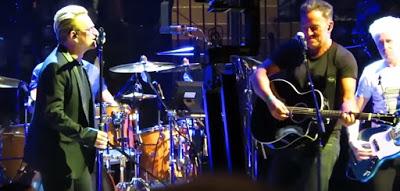 U2 y Bruce Springsteen actúan juntos en Nueva York U2 y Bruce Springsteen actúan juntos en Nueva York