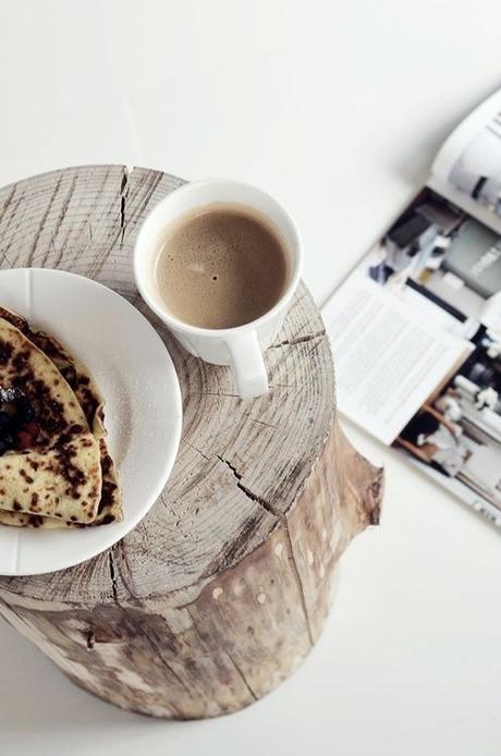UN ORIGINAL VELADOR CON UN TOCÓN DE MADERA. UN ORIGINAL VELADOR CON UN TOCÓN DE MADERA.