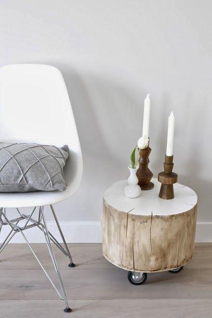 UN ORIGINAL VELADOR CON UN TOCÓN DE MADERA. UN ORIGINAL VELADOR CON UN TOCÓN DE MADERA.