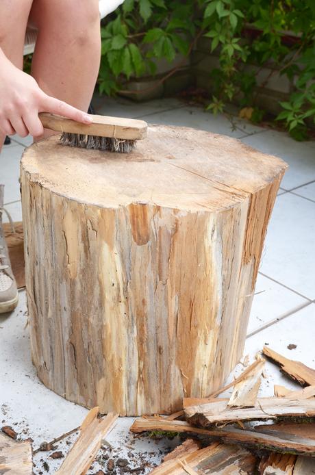 UN ORIGINAL VELADOR CON UN TOCÓN DE MADERA. UN ORIGINAL VELADOR CON UN TOCÓN DE MADERA.