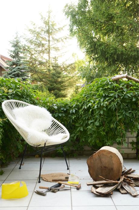 UN ORIGINAL VELADOR CON UN TOCÓN DE MADERA. UN ORIGINAL VELADOR CON UN TOCÓN DE MADERA.