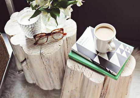 UN ORIGINAL VELADOR CON UN TOCÓN DE MADERA. UN ORIGINAL VELADOR CON UN TOCÓN DE MADERA.